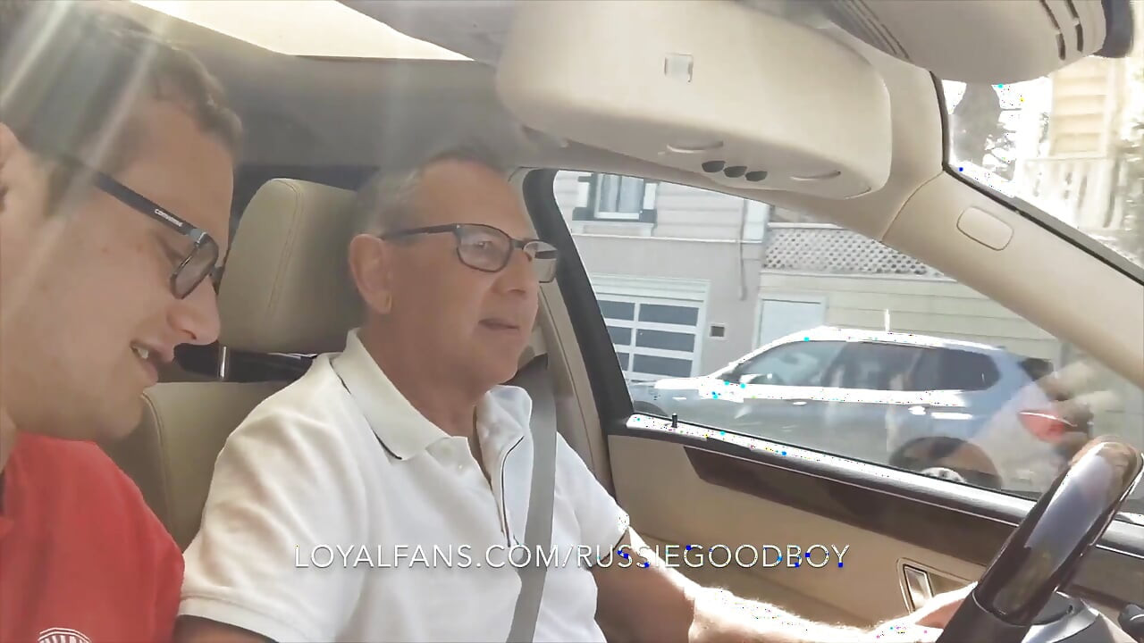 Arabada ve parkta büyük yaraklı üvey baba Jay Taylor emiyor
