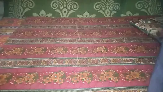 Öğretmen sevimli ateşli bakire öğrencisini baştan çıkardı. Hintli bakire liseli kız ilk kez (sınıf) öğretmenle seks yapıyor