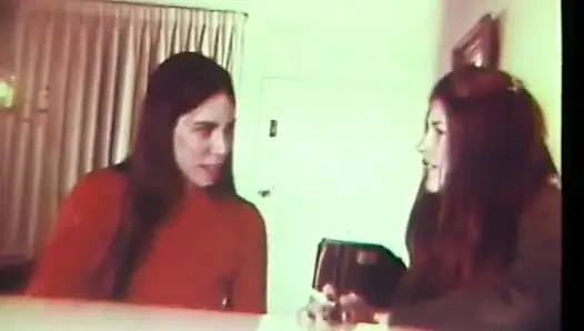 Klasik üçlü amcık sikişi amcık yalama üçlü seks 69 pozisyonunda