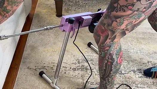 Seks makinem tarafından sikilmemi ve gerçek bir orgazm olmamı izle!