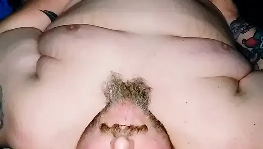 Superchub küçük sünnetsiz yarağıyla oynuyor, boşalma