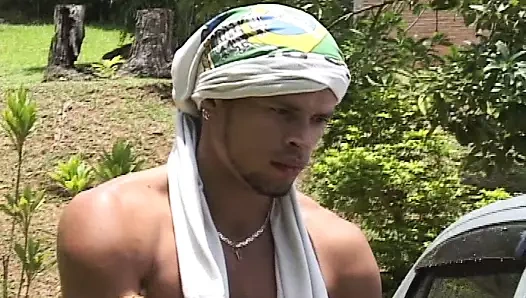 İyi görünümlü çocuk erkek arkadaşının kıçını yalıyor ve kıçına onun horozunu sokuyor