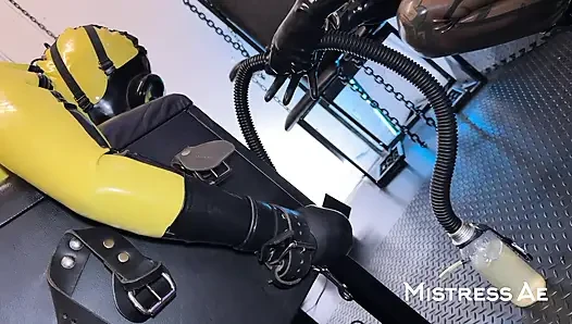 Mistressae ve prenses lateks lastik bebek: kenar, çarpma ve sidik nefes alma