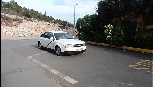 Sarışın hatun buharlı karşılaşmada taksi şoförünü baştan çıkarıyor