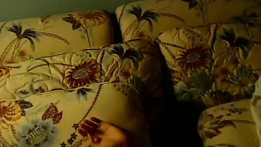 Mükemmel kızlar tutkulu lezbo eyleminde büyük dildoları paylaşıyor