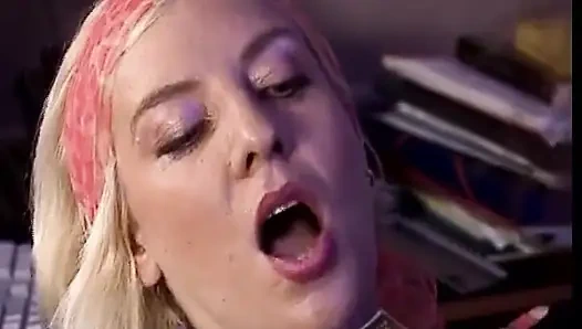 Alman orta yaşlı seksi kadın iki deliğini de çifte siktiriyor
