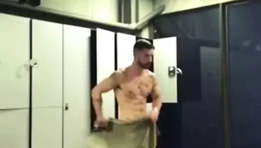 Beau mec aux vestiaires
