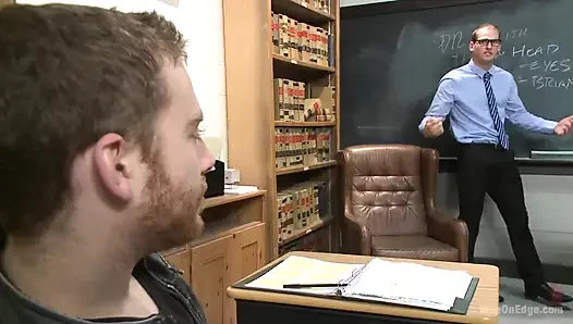 Heteroseksüel profesör sınıfta sikiliyor ve dildo sikiliyor