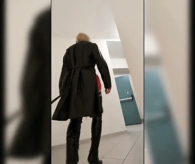 Park evinde yürüyüş, overknee çizmeli sarışın, kırmızı pvc elbise ve uzun deri ceket