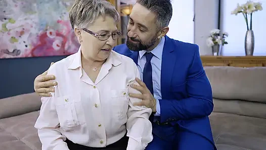 Azgın nine çok daha genç delikanlıyla sert sikişiyor - vahşi çağda amcık sikiyor