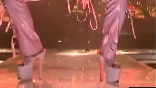 Sarışın kızıl saçlı ve erotik gece sahne performansı