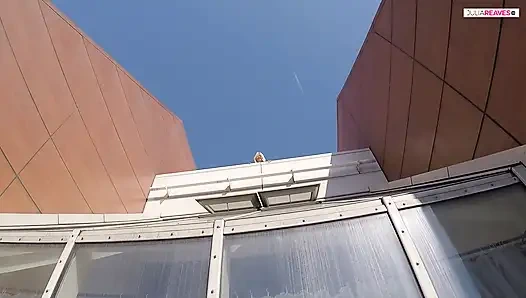 Evde balkonda azdı ve sonra sikişiyor