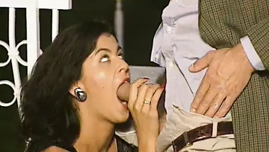 Sıcak ve fahişeler gibi sikilmek için istekli olan güzel kızlarla İtalyan seksinin iki sahnesi