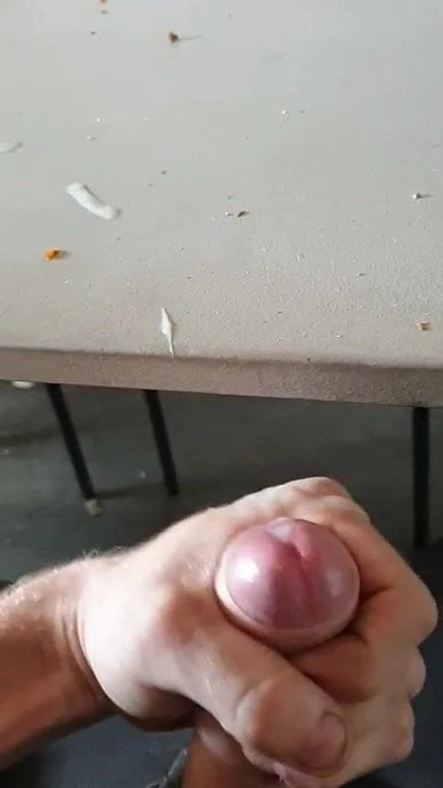 İş yerinde yemek masasında mastürbasyon yapmak
