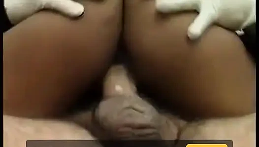 Büyük memeli zenci sahte memeli orta yaşlı seksi kadın güzel bir sert sikiş için eğiliyor