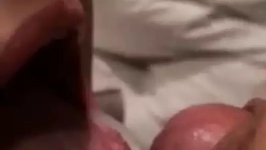 Yabancı karısının ağzına boşalıyor