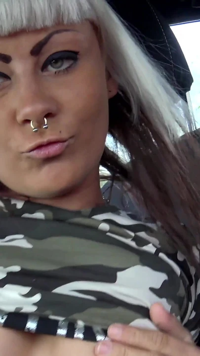 Автостопщице нужно заплатить за поездку дрочкой