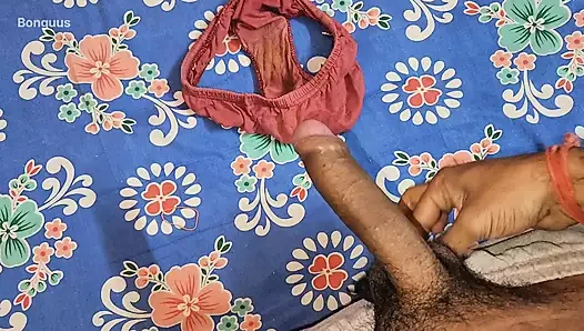 Genç oğlan mastürbasyon üzerinde kirli külot arasında üvey kızkardeş