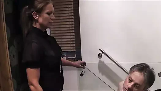 Ayakkabısıyla tokatladı