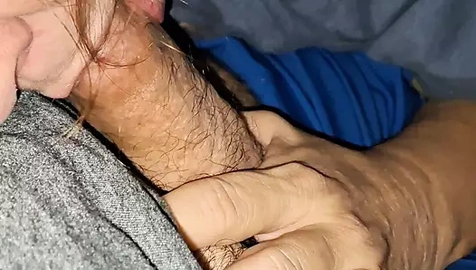 Güzel bir ayak masajı yerde sert sikişle bitiyor