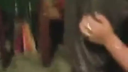 Evli kadın büyük zenci paylaşıyor