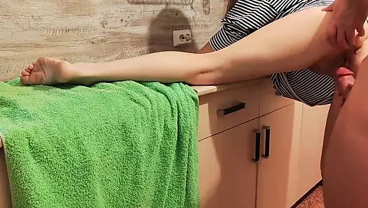 Kalçalarına boşalıyor