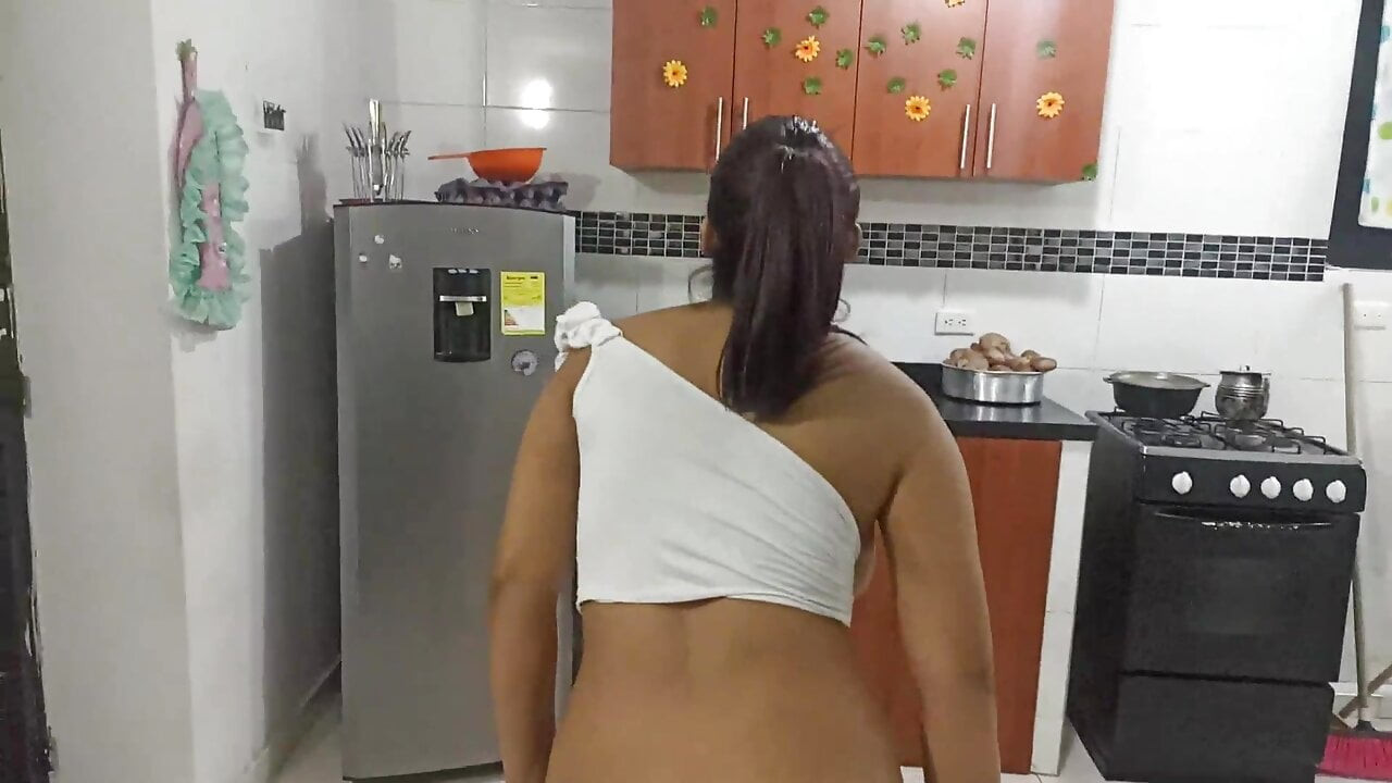 Komşu daniela, karısı işe gitmek için benimle sikişmek için gittiğinde avantaj sağlıyor