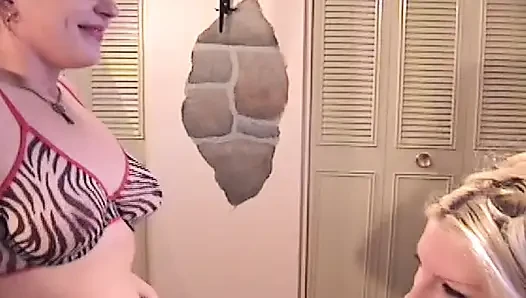 seks oyuncaklarıyla oynayan iki süper ateşli sarışın genç kız