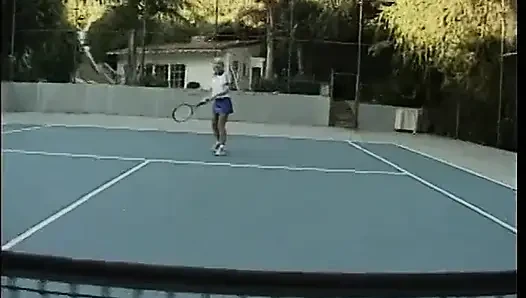 Azgın adam tenis kortunda iki seksi kızla sert sikişiyor