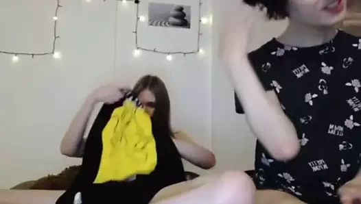 Alice ve Jenny gösteri göğüsler