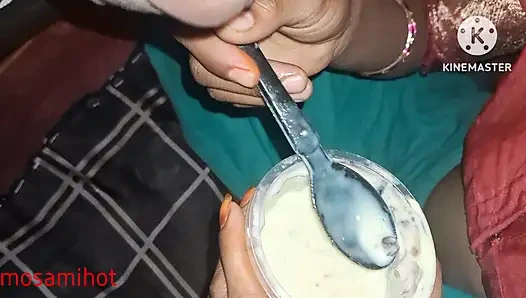 Köyün baldızı süte krem koyuyor ve arazinin ağzına koyuyor.