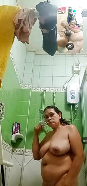 Götlü banyo yapıyor çıplak gördüğü için ona boşalıyorum