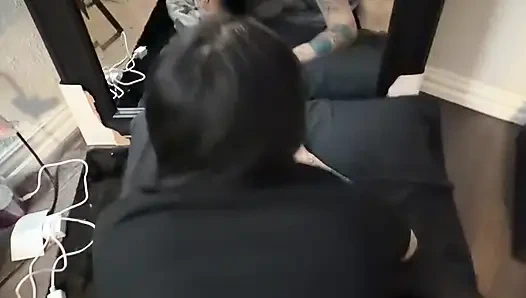 Kocamın arkadaşı ağzımı ve amcığımı kullandı