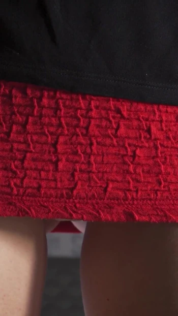 Волнующий момент из "Под юбкой белые трусики и ягодицы, засвет спереди"