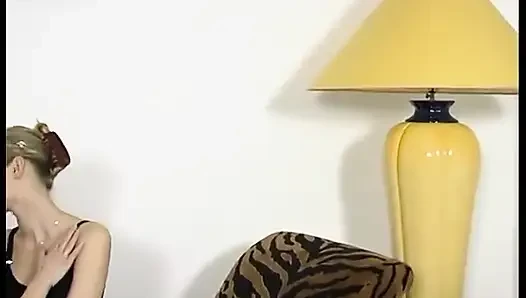Yüksek topuklu sarışın lezbiyenler birbirlerinin amını yalıyor ve dildoyla sikiyor