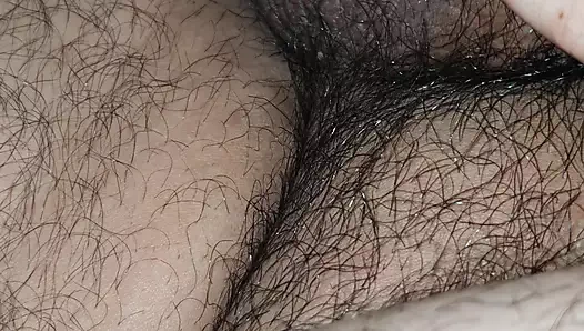 Üvey anne üvey oğlunun kıllı büyük taşaklarına ve yarağına mastürbasyon yapıyor