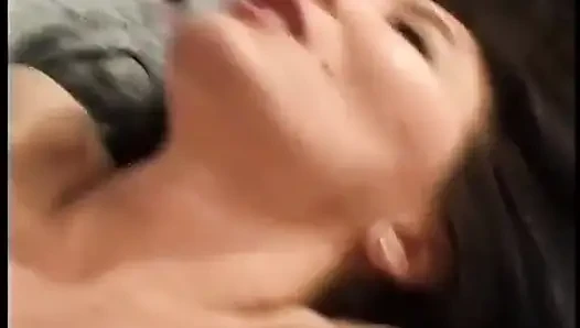 Azgın adam ıslak külota dölünü düşürüp yaramaz koyu saçlı orta yaşlı seksi kadının sevimli yüzüne boşalıyor
