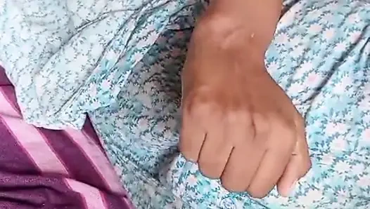 Sri Lankalı aktris Anne banyoda geceleri amcığı ve büyük doğal göğüsleriyle oynuyor