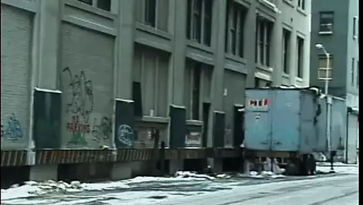 Bdsm metresi bağlı sarışın için ağırlıklı kelepçeler