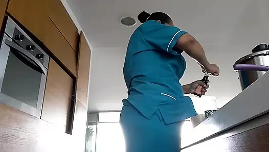 Büyük götlü çalışan patronu için yemek yaparken sulu amına mastürbasyon yapıyor