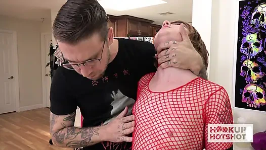 Lucia Valentine'in amcığı sikilmek için kayganlaştırıcıyla ıslanıyor!