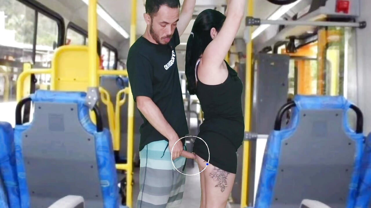 Bir encoxada ile yaşlı orospu ve otobüste esmere boşalana kadar mastürbasyon yapıyor