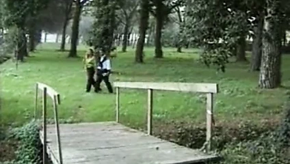 Kel kunduracı kısa saç sarısı yapıyor