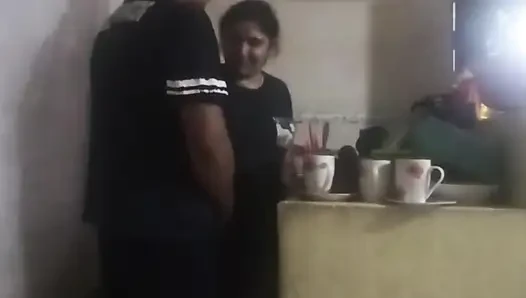 Hizmetçi mutfakta sikiliyor (karım neredeyse bizi buluyor)