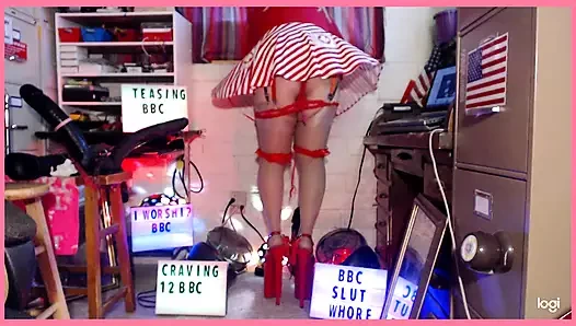 Kırmızı 10" büyük zenci yarağı sürtük platformu stiletto topuklu ayak bileği kayışıyla bb12"nc'ler boşalmak için sertçe sallanıyor.