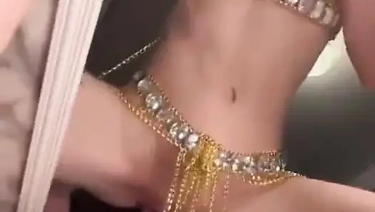 Minyon kinkee karma şov yapıyor ve orgazm olmak için mükemmel amını sikiyor