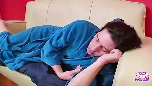 Esmer kadın sabah arkadaşlarının kanepesine oturuyor ve erkeğini sikiyor