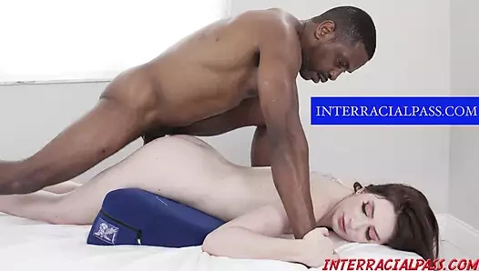 Solgun kızıl saçlı Aria Carson korunmasız sikiliyor