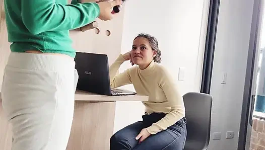 Lezbiyen eski sevgilimi yeni dairesinde takip ediyorum!!