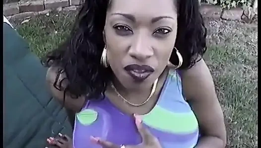 Ateşli zenci bebek soyunuyor ve sonra büyük siyah yarağı emiyor